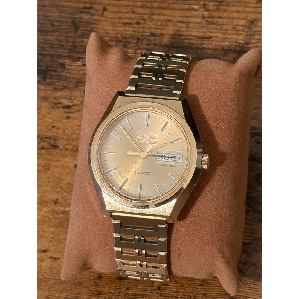 Vintage Bulova Accutron Quartz Dual-Day Gold Tone Watch Day Date Bracelet